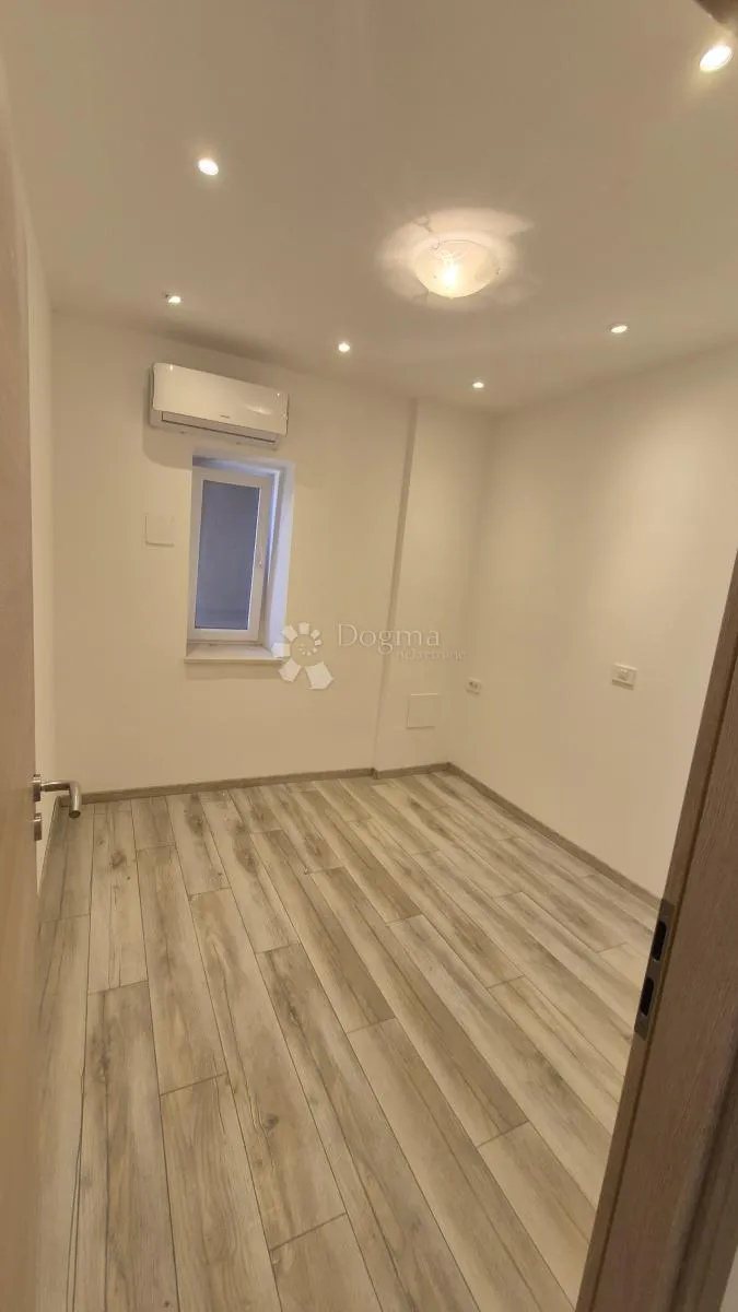 dvosobni stan u centru pule površine 72,83 m2 - slika 2