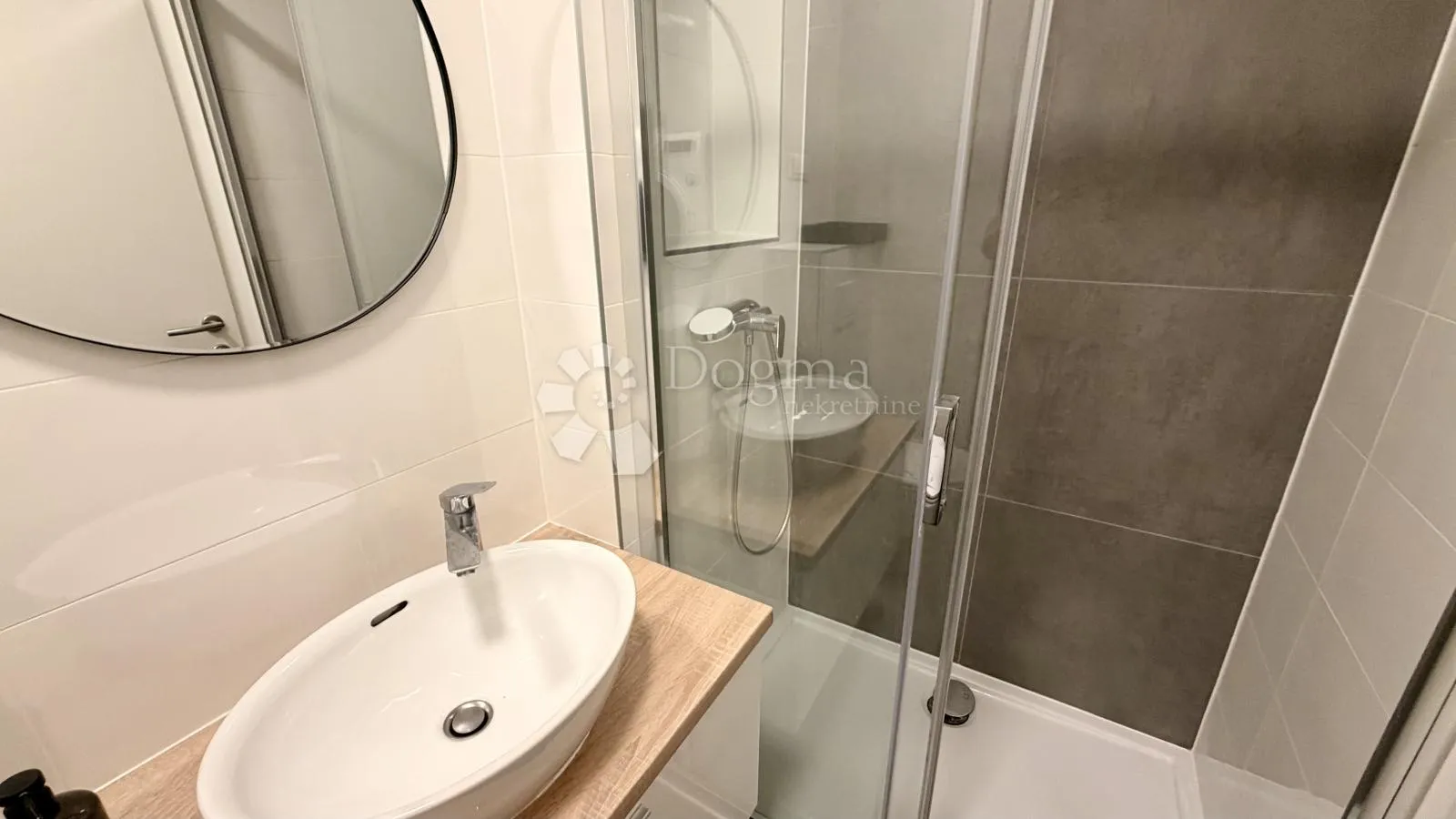 svijetao 4soban penthouse s terasama i parkingom - slika 18