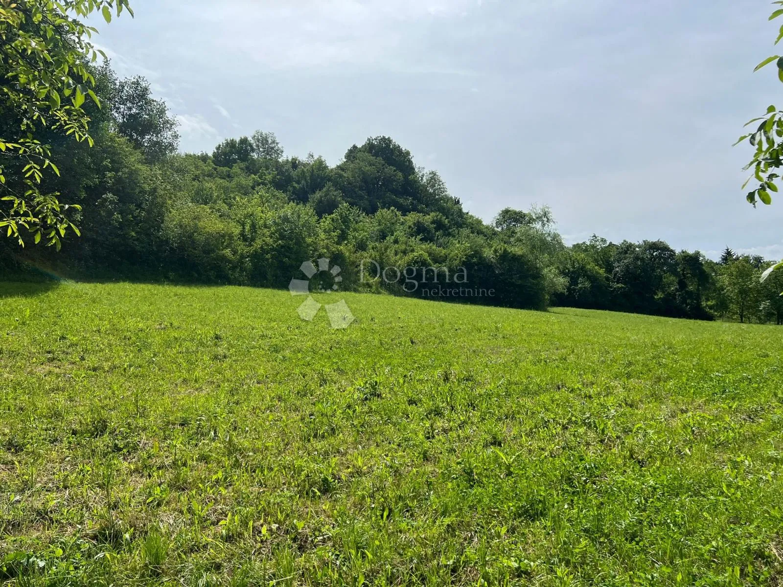 građevinsko zemljište s priključcima uz glavnu cestu 1750m2 - slika 2