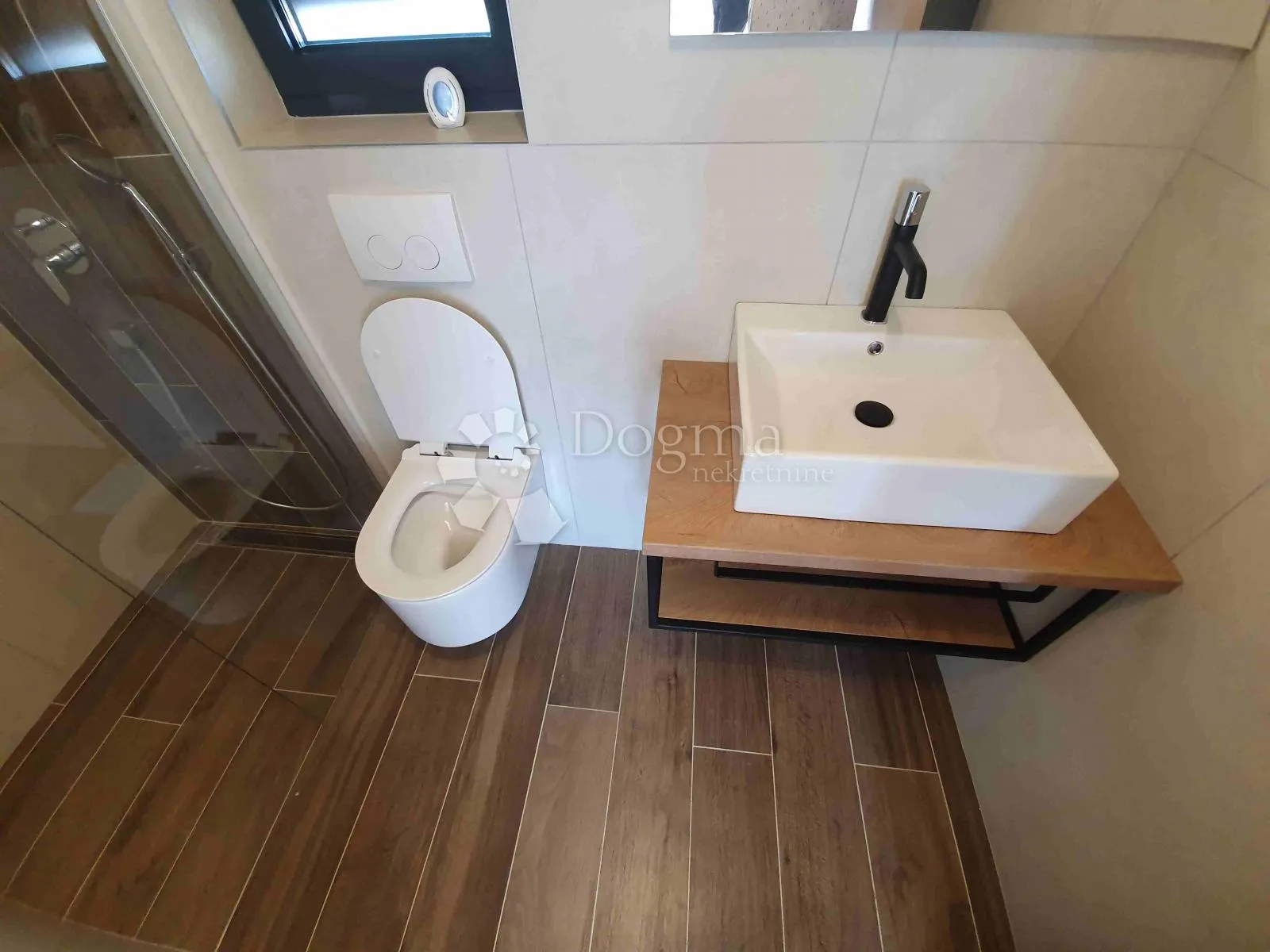 vila sa 4 apartmana, 2 bazena, 200 metara od mora - slika 28