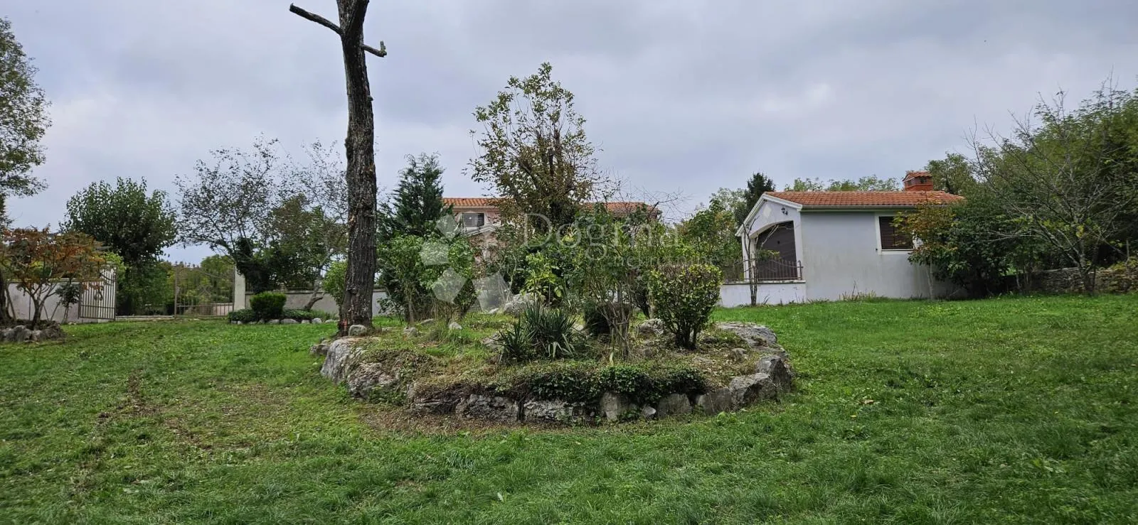 ekskluzivno kuća na osami, okružena šumom - slika 44