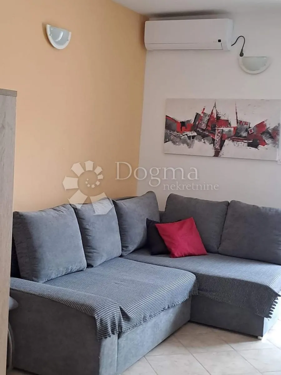 samo kod nas!! lijepo uređeni apartman sa terasom u barbatu - slika 3