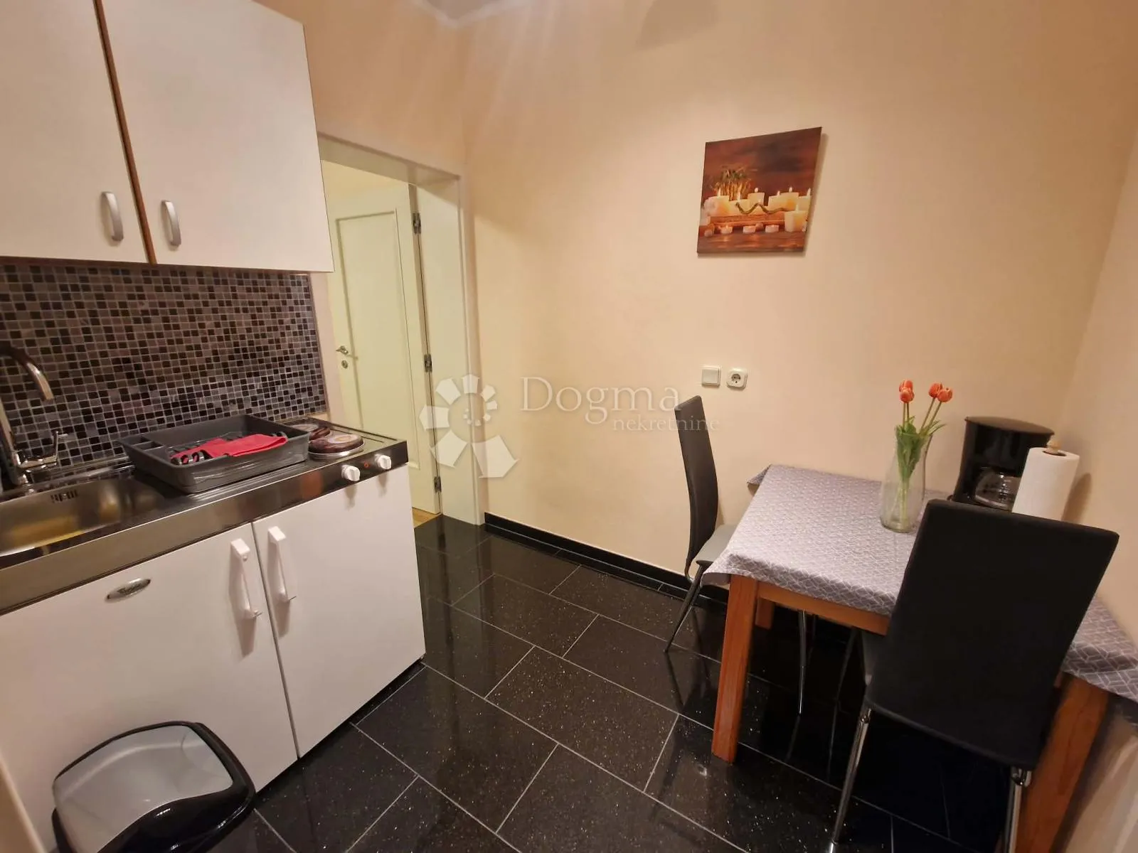 kuća s 4 apartmana - drugi red od mora - slika 33