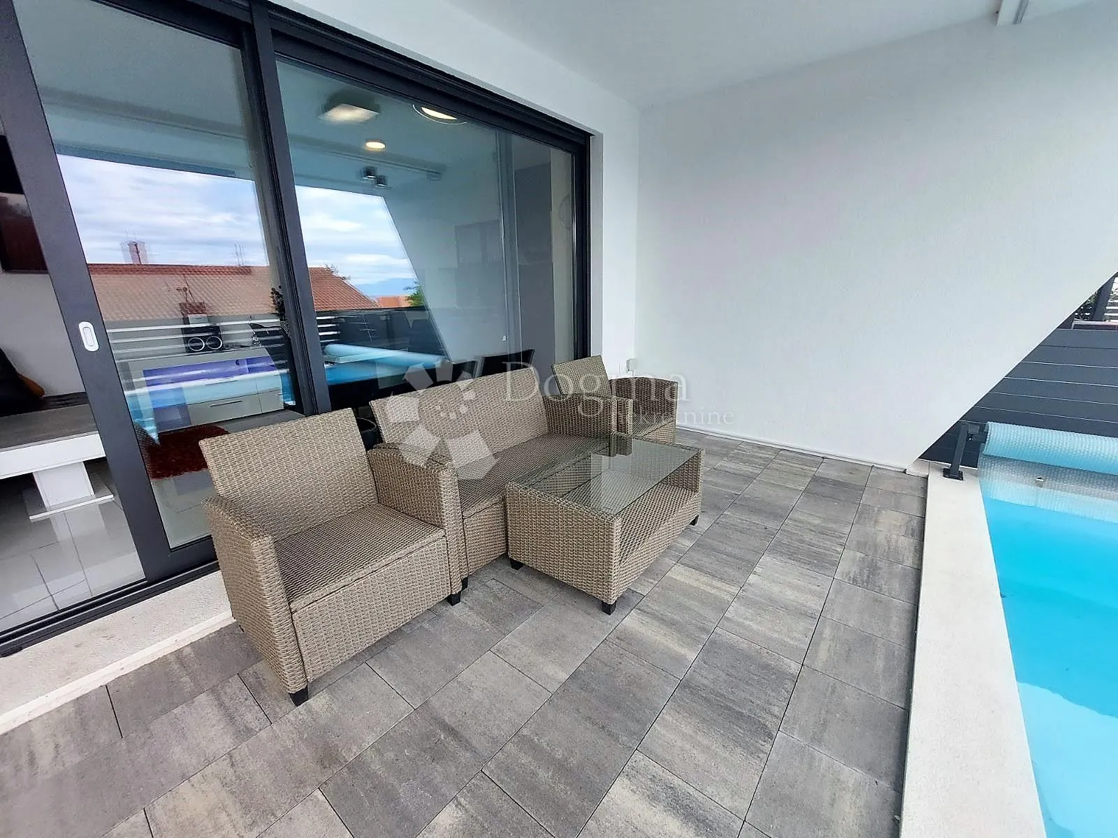 eksluzivan apartman u prizemlju sa bazenom, 70m od mora - slika 7