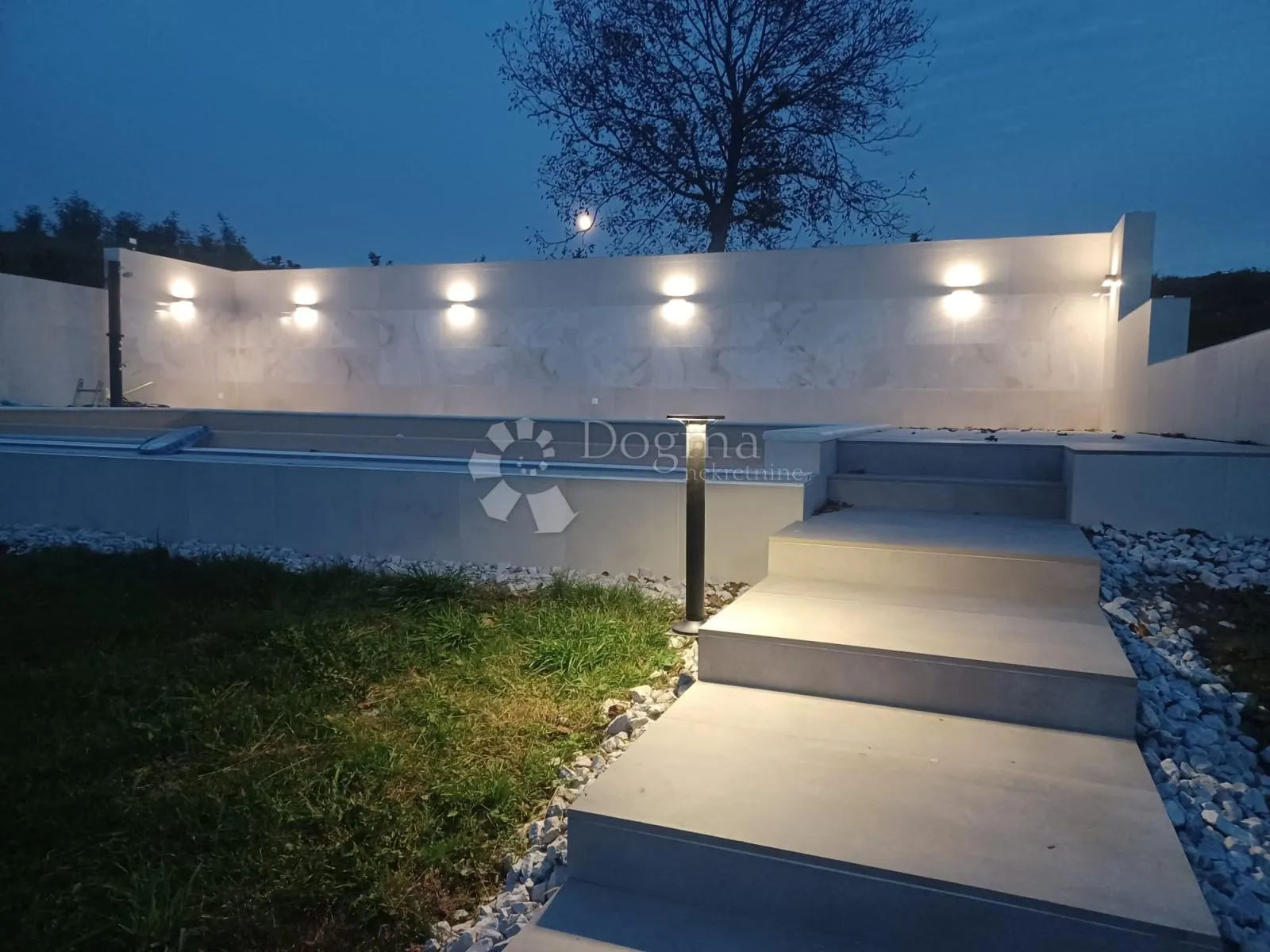 inspirirajući pogled iz bazena - slika 3