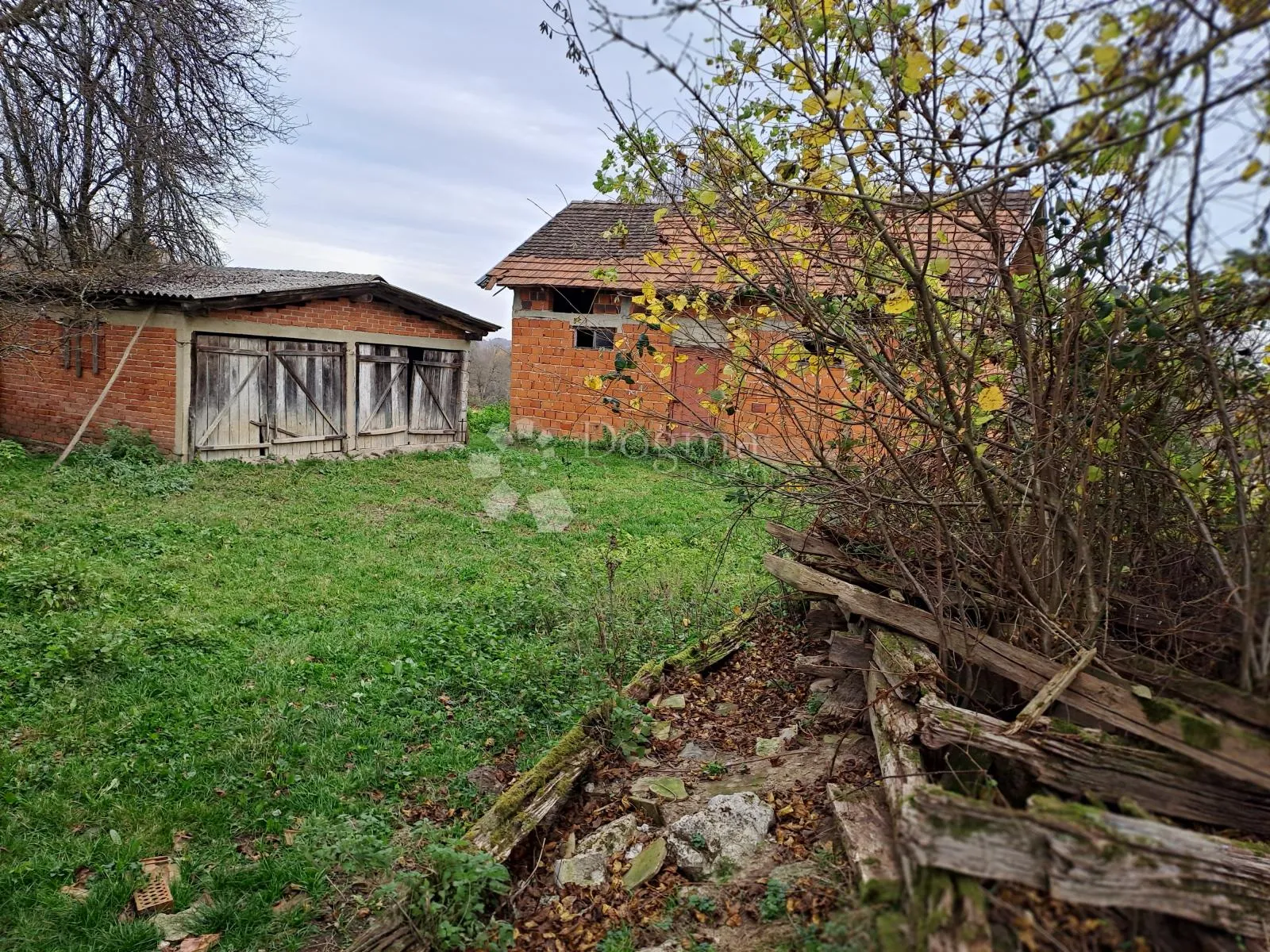 posjed s bunarom i dosta šume - slika 8