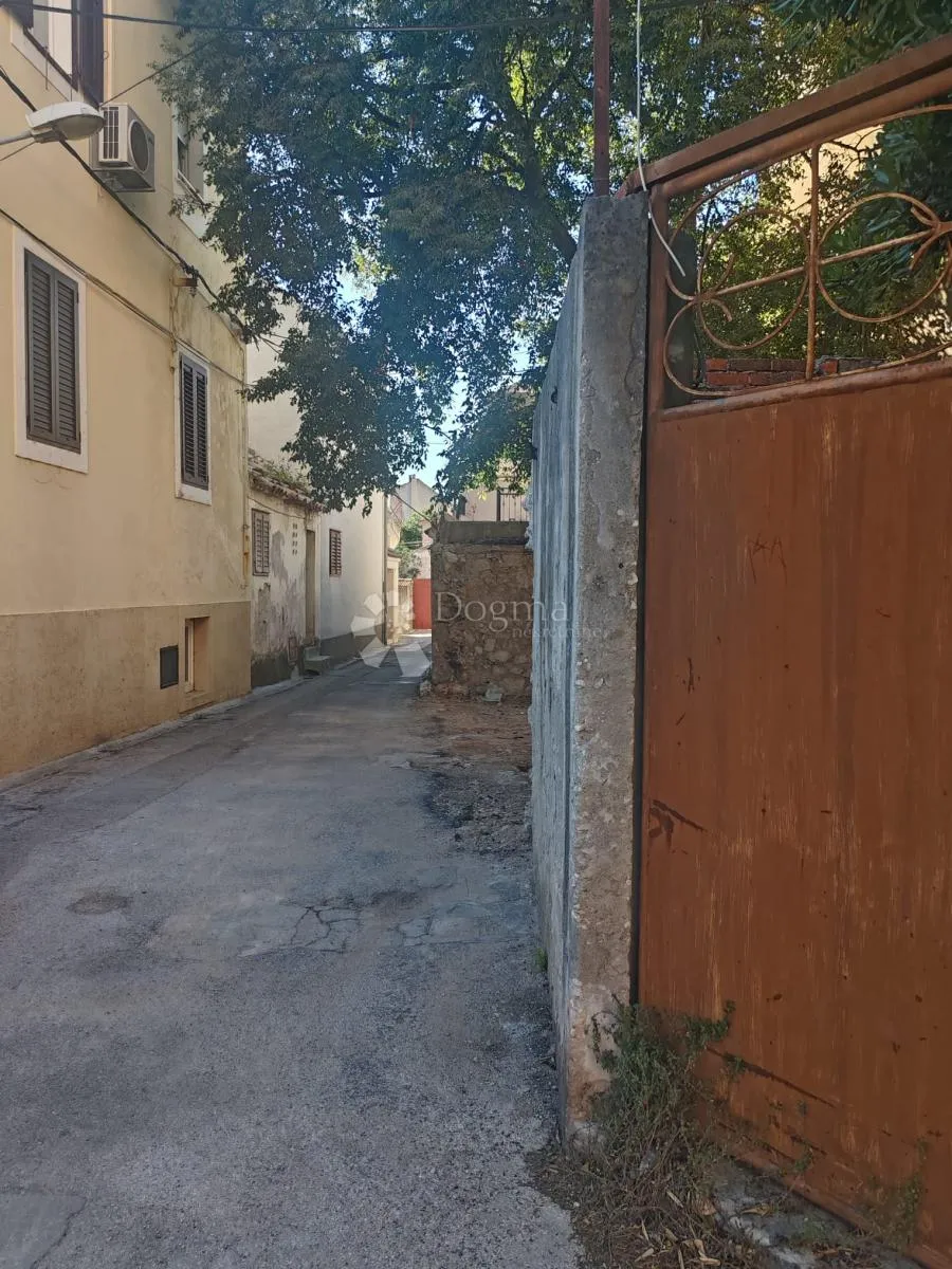 šibenik - varoš - dva stana za adaptaciju - slika 2
