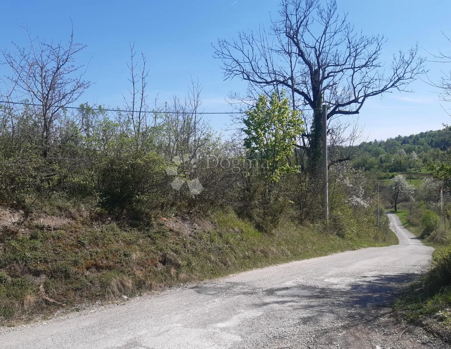 zemljište uz asfaltiranu cestu - slika 2