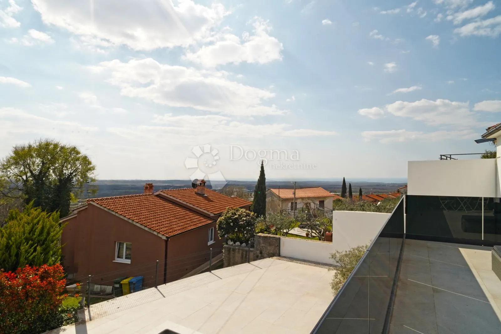 moderna kuća s 2 apartmana- kaštelir - slika 35