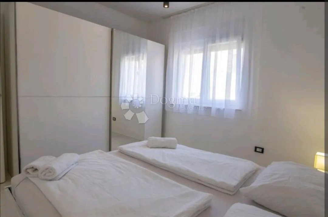 vodice - atraktivna kuća moderno namještena - slika 25