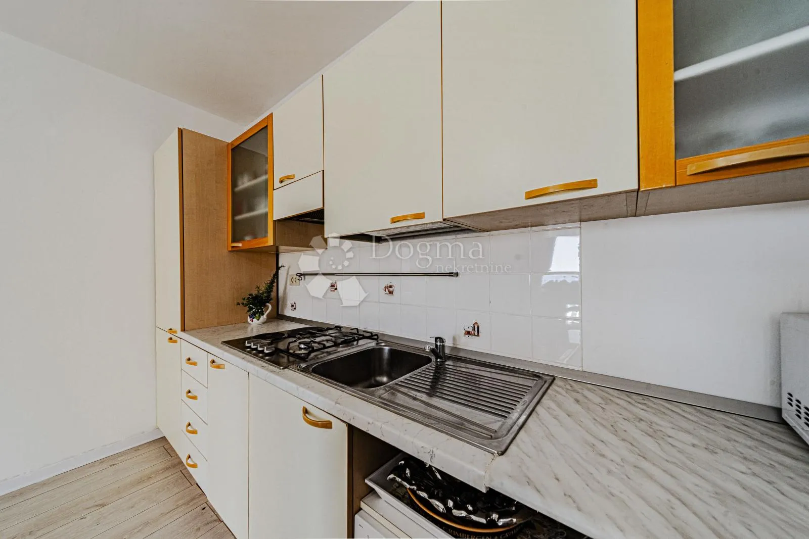 prvi red do mora: samoodrživa apartmanska vila s uhodanim poslovanjem – vela luka, korčula - slika 146