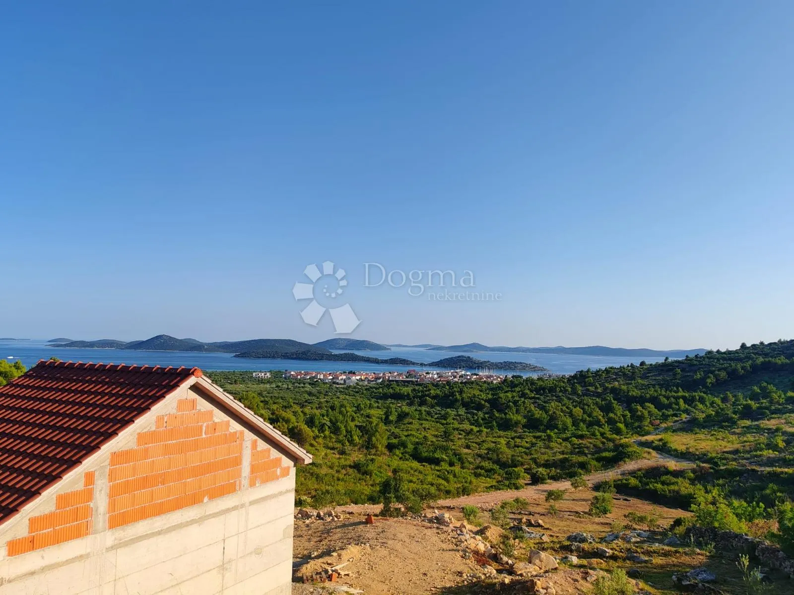 tribunj - vodice zemljište s otvorenim pogledom na more i kućicom za odmor - slika 17