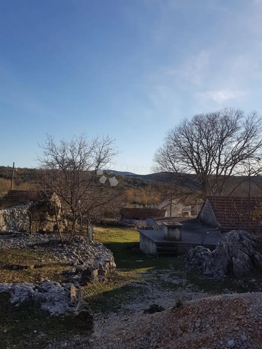 kamene kuće sa 3.500 m² zemljišta – mir, privatnost i blizina splita - slika 2