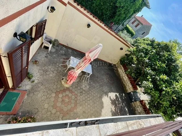 kuća, s restoranom u prizemlju, u centru buja - slika 17