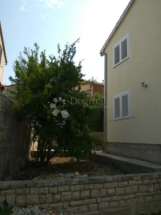 žaborić- predivna apartmanska kuća s pogledom na more - slika 8