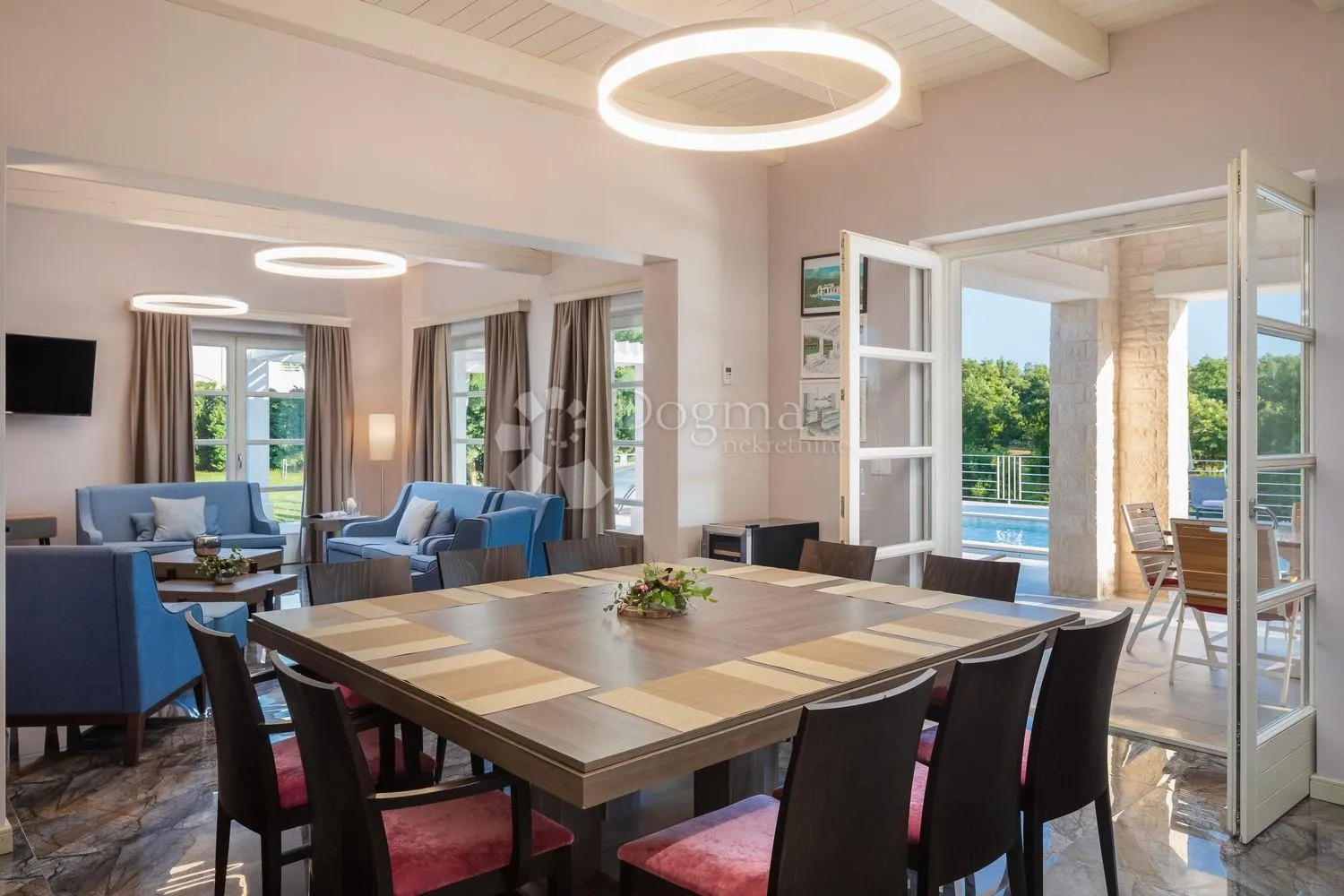 villa koja odiše elgancijom, sa bazenom i pomoćnim objektom - slika 12