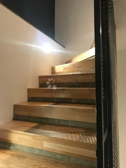 stilski uređena kuća u centru šibenika - slika 11