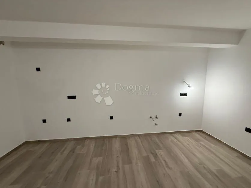 moderan kvalitetan stan u blizini mora diklo - slika 12