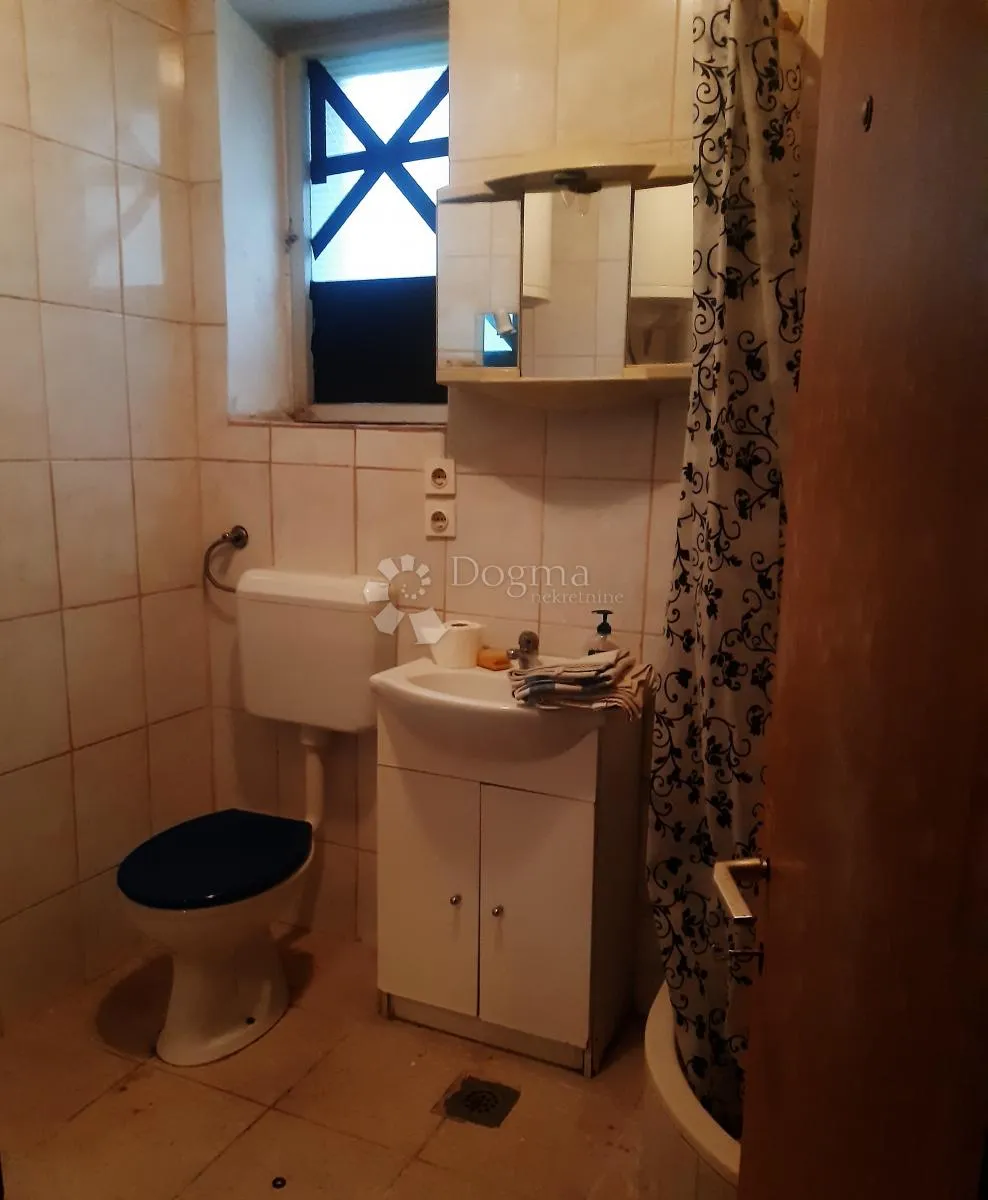 kuća za adaptaciju u drežnici sa 8 stanova - slika 15