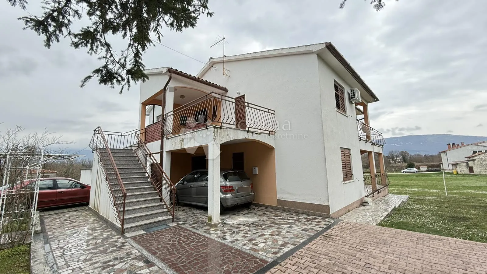 kuća s dva stana i građevinskom okućnicom 4740m2 u okolici labina - slika 19