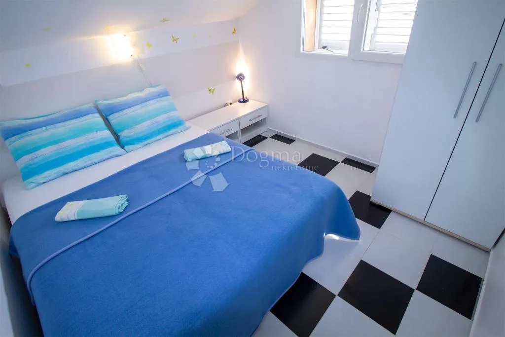 lovetovo -vodice, predivna kuća s 6 apartmana, prvi red do mora - slika 13