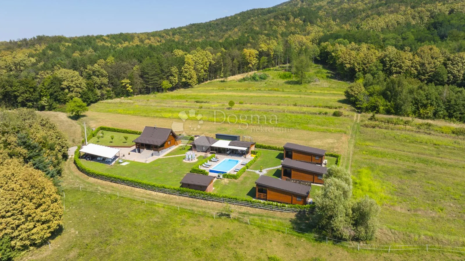 ekskluzivno imanje s kućom, tri bungalova, saunom i bazenom - slika 16
