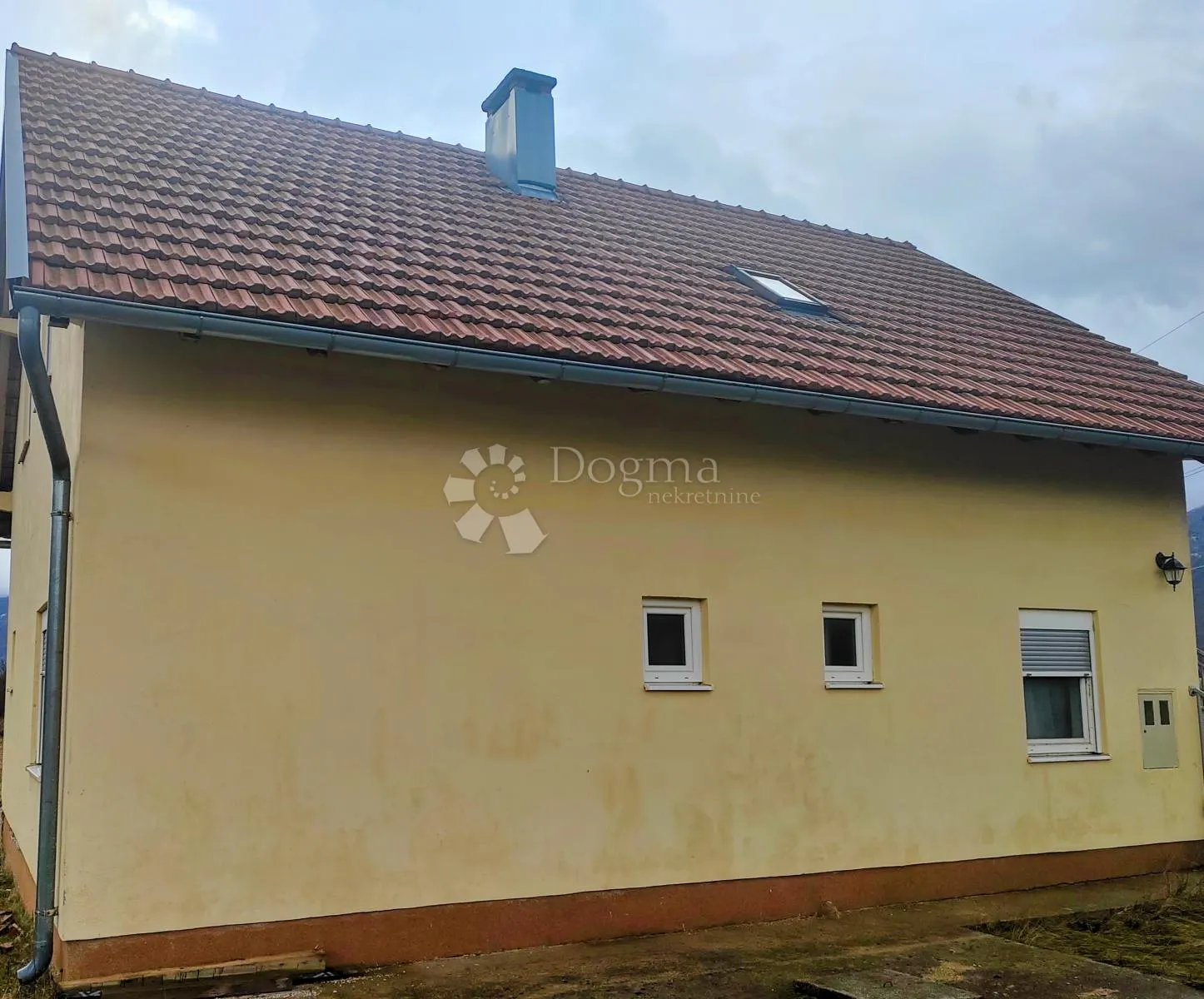 gračac kuća za odmor ili dom sređena s velikom okučnicom - slika 1