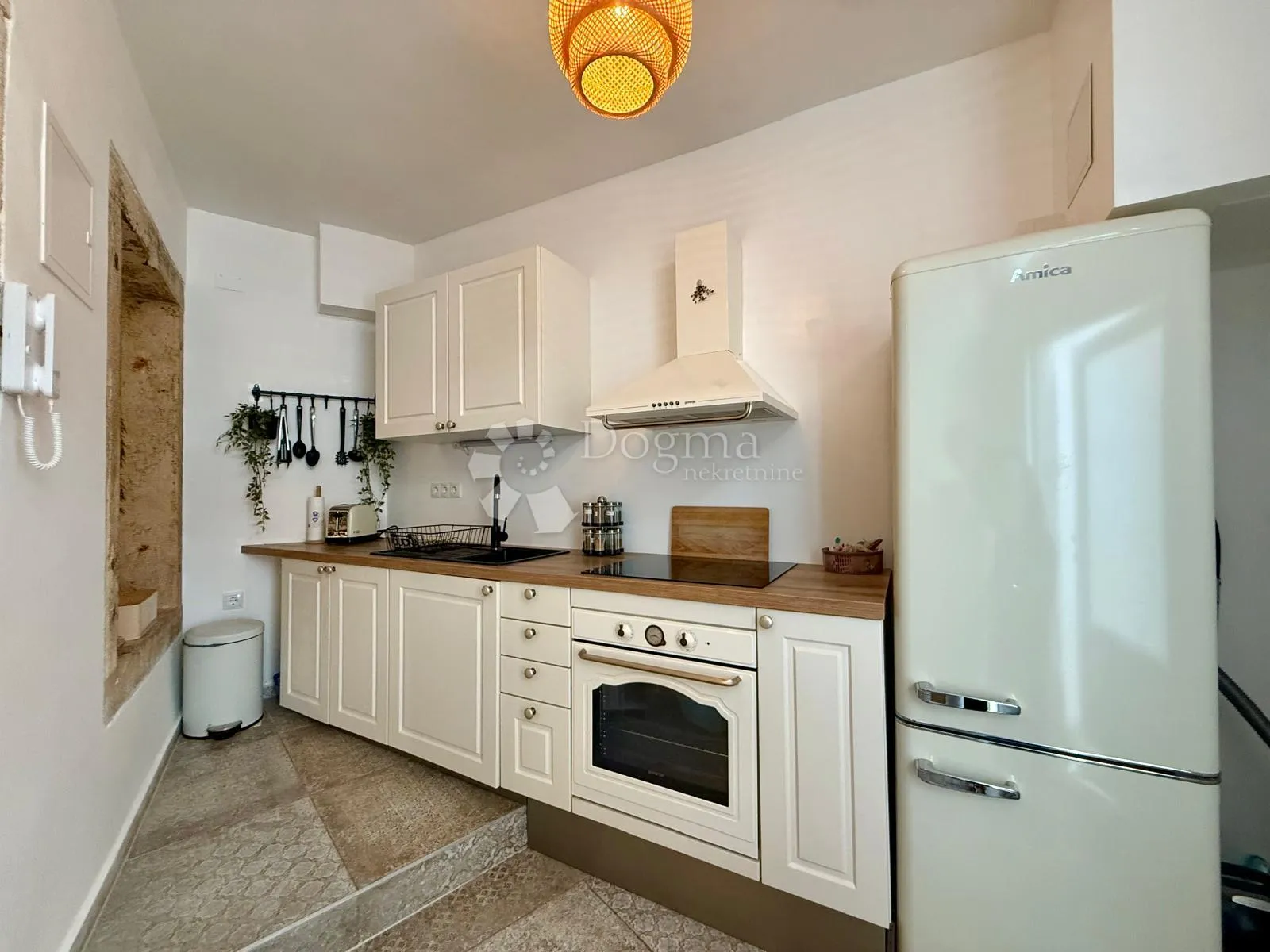 rustikalni studio apartman koji osvaja na prvi pogled – spoj topline, elegancije i mediteranskog šarma - slika 16