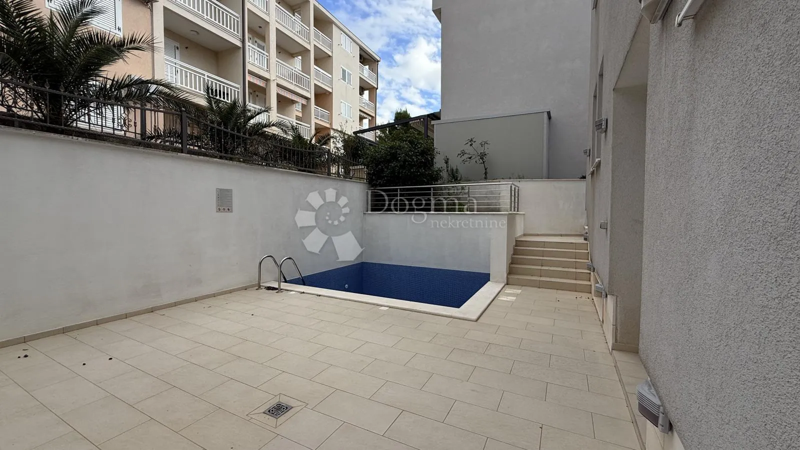 penthouse u baškoj vodi – dvoetažni, kompletno namješten - slika 40