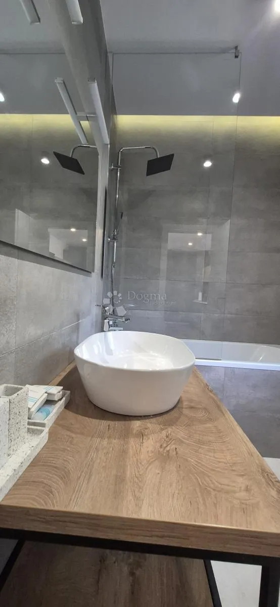 kuća sa bazenom i jacuzijem okružena zelenilom - slika 16