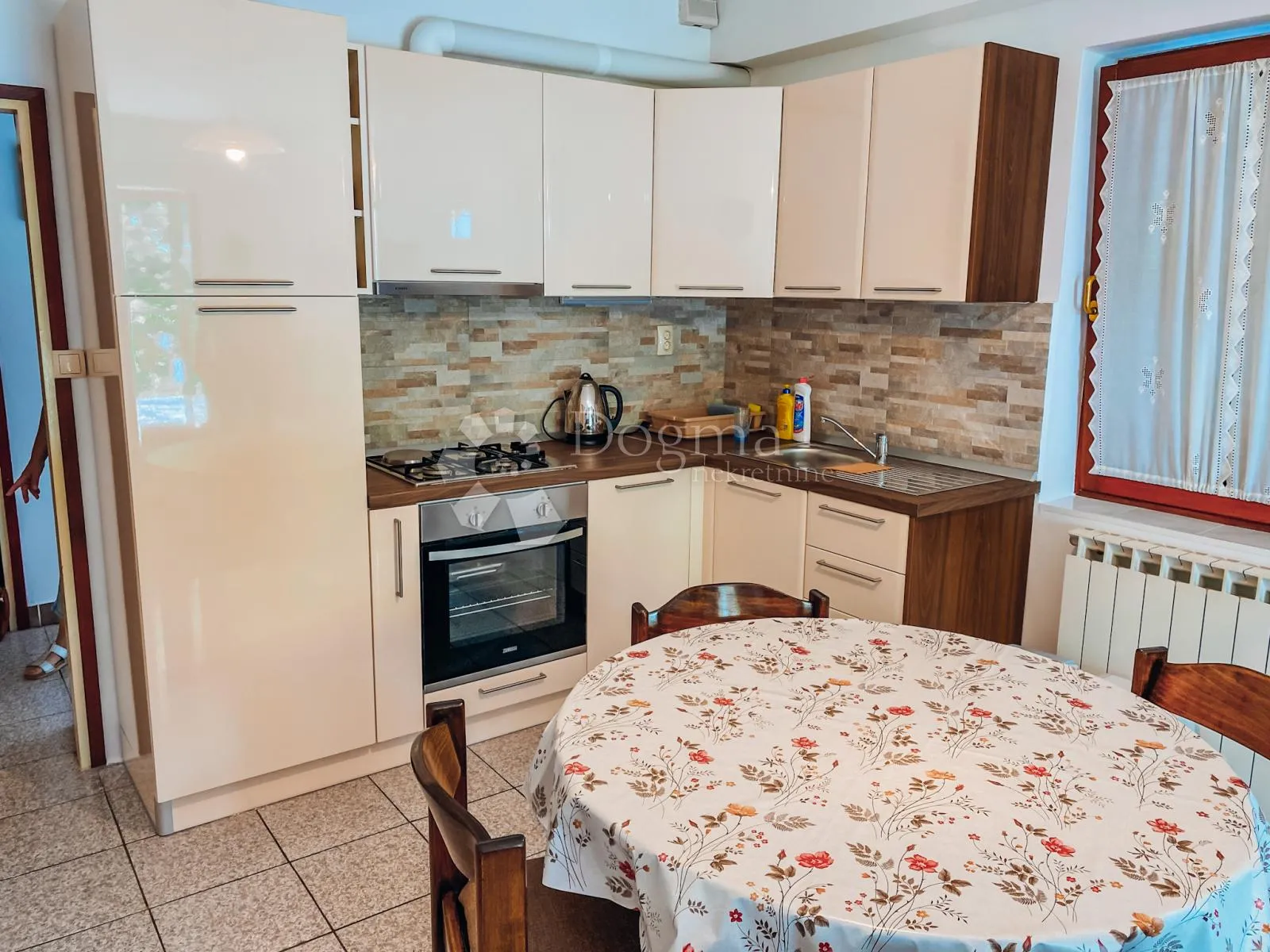 kuća sa 3 apartmana i fenomenalnim pogledom - slika 13