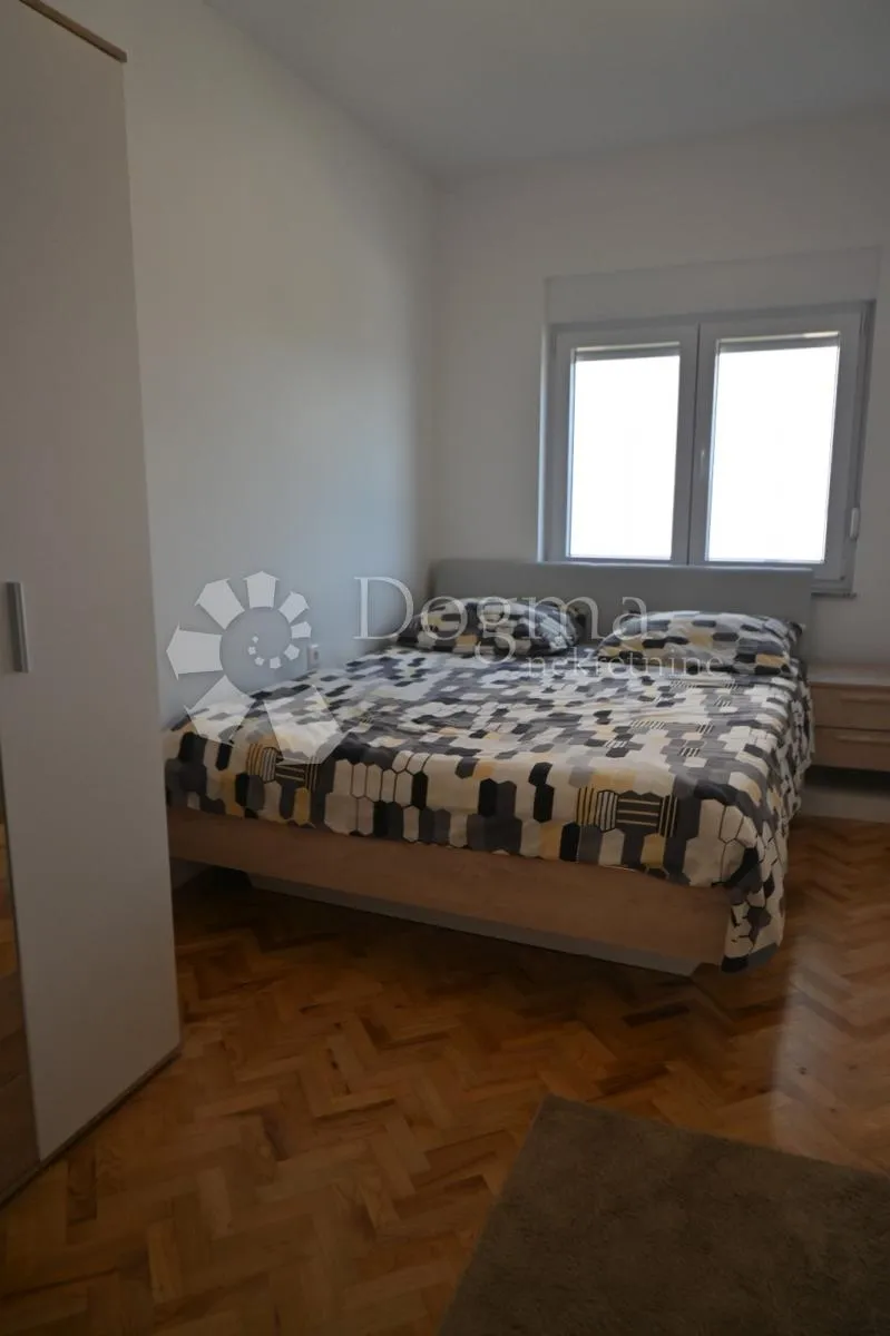 stan sa predivnom terasom u dramlju - slika 10