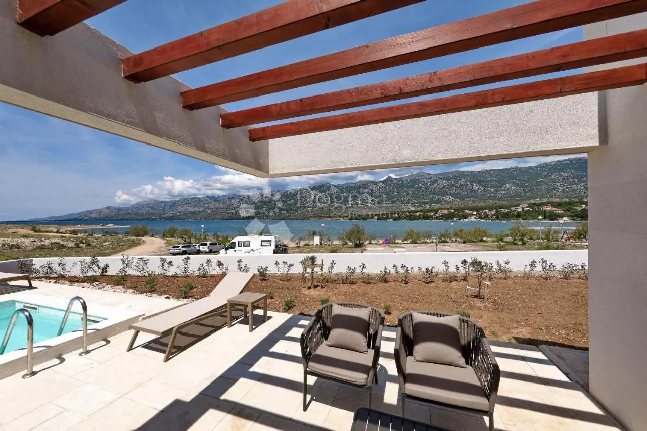 moderna vila s bazenom, prvi red uz more! - slika 11