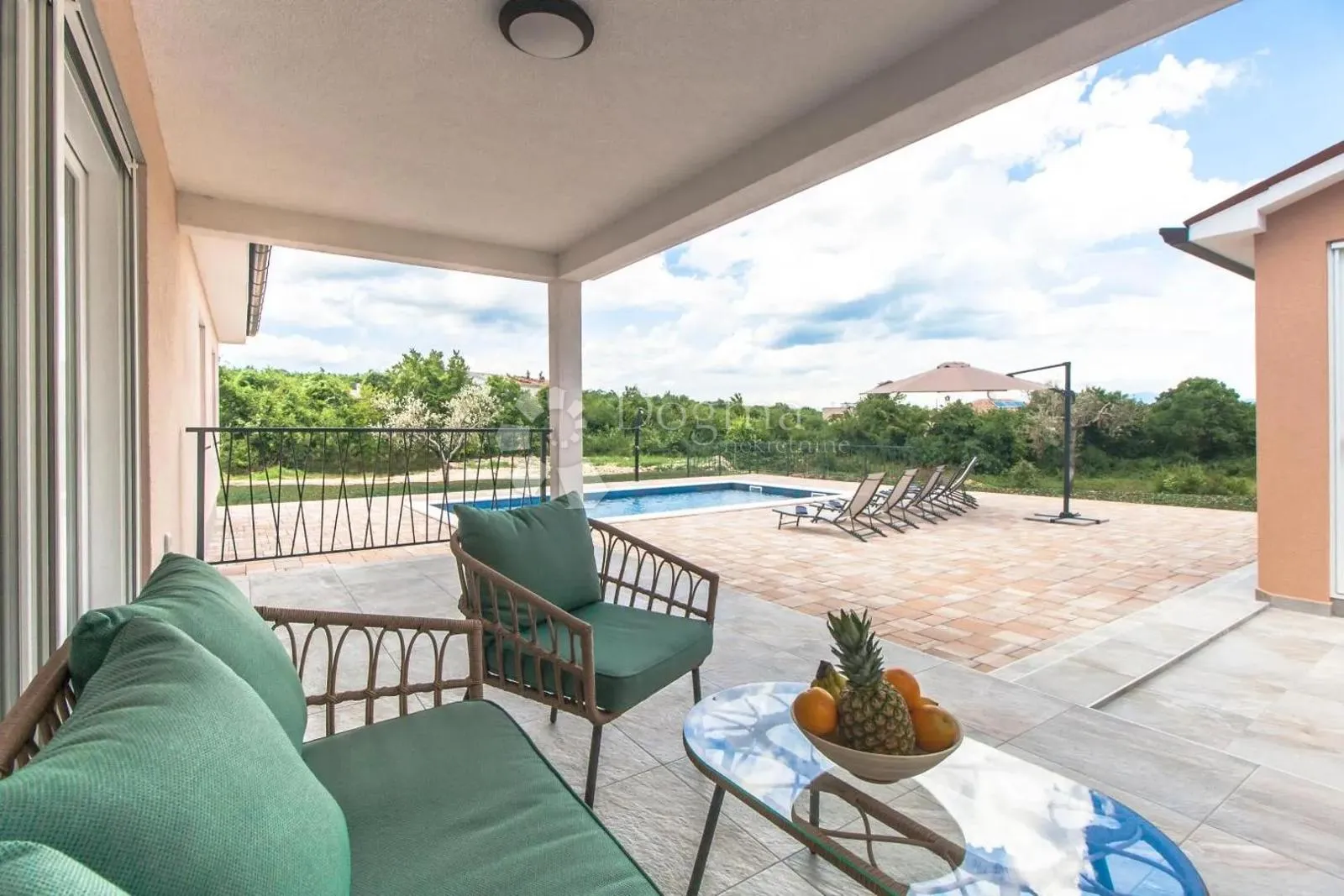 villa sa bazenom, konobom i 3800m2 okućnice - slika 31
