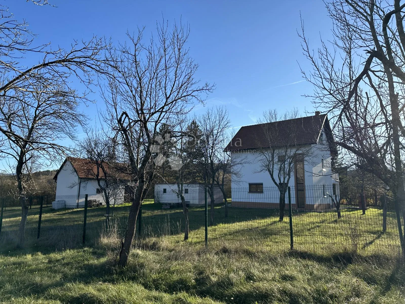 ličko cerje kuća sa 2 pomoćna objekta + 10000m2 zemljišta - slika 10