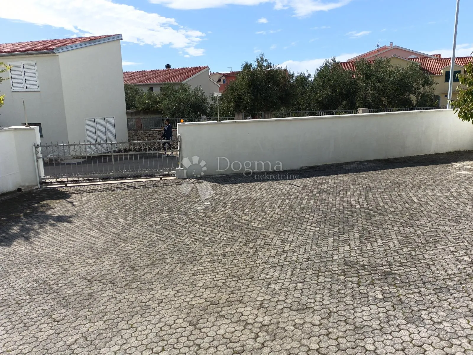 vodice prekrasna kuća sa 9 apartmana 100 metara od mora - slika 10