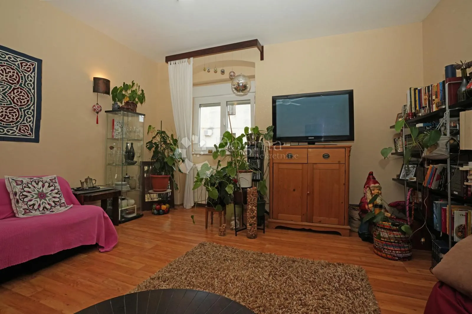 top cijena! 2.779€ m2 - divan stan u centru pule! - slika 2