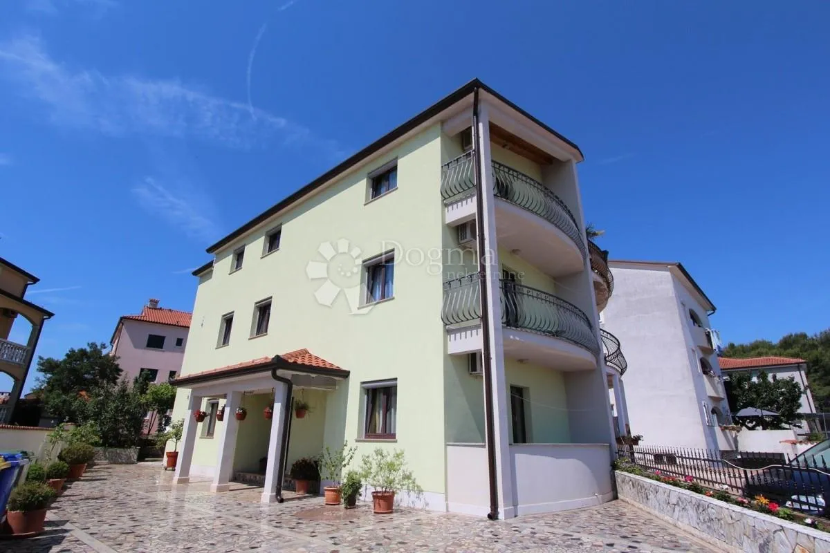 kuća sa apartmanima - slika 1
