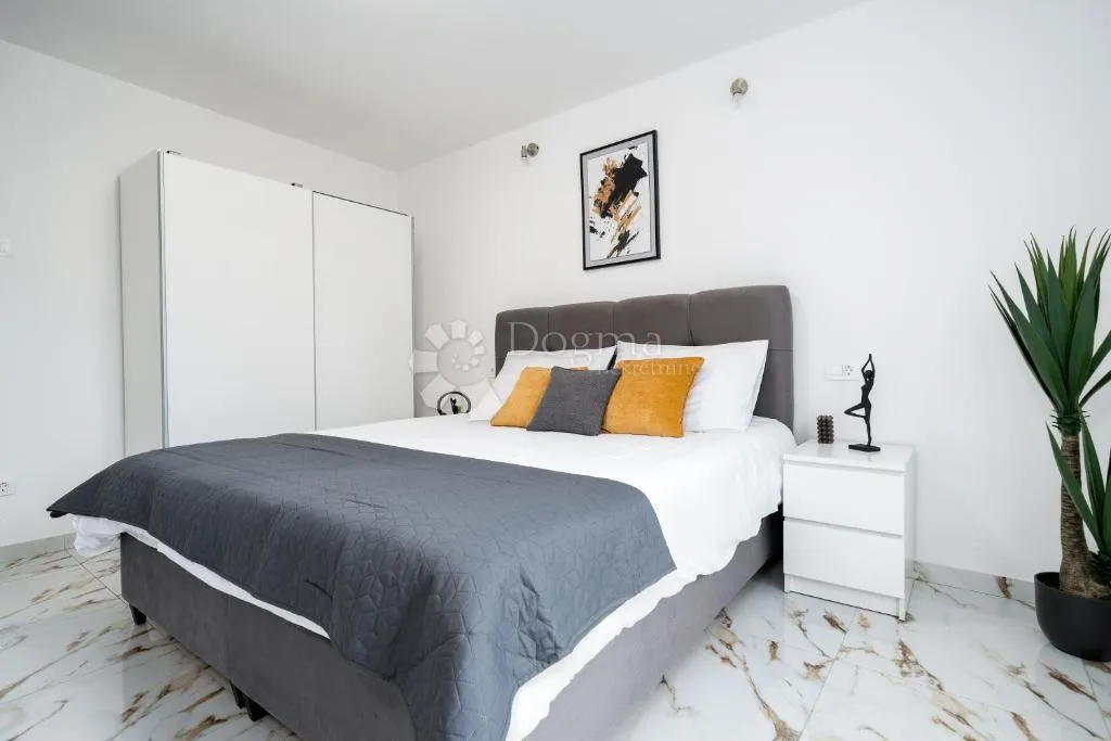 luksuzni 2-sobni stan s terasom u centru splita,75 m² - slika 8