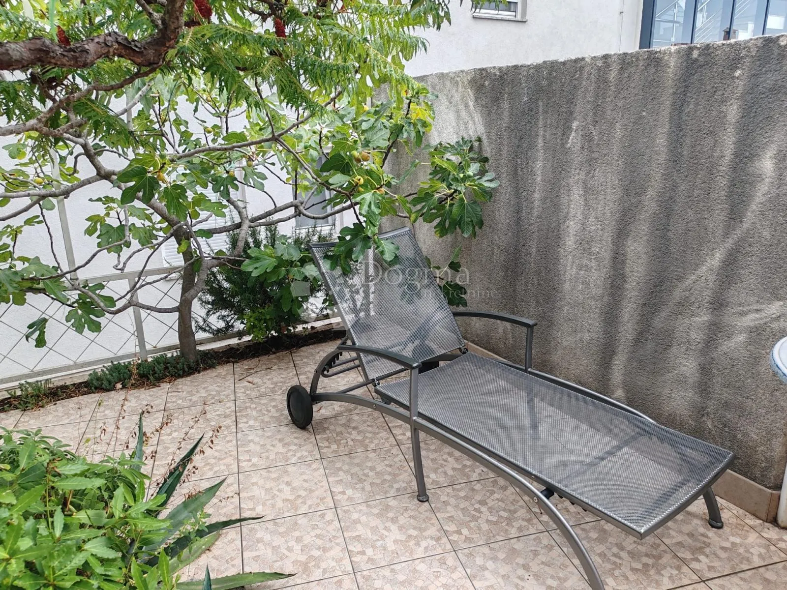 vodice-srima apartman 2.red od mora, privatni vrt+pm - slika 11