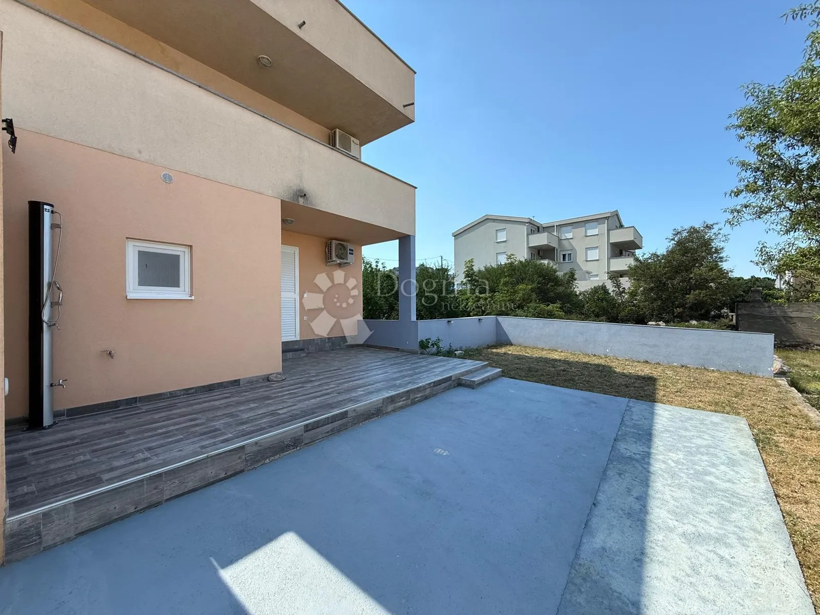 apartman novo velike terase 200 m od mora sniženo - slika 32