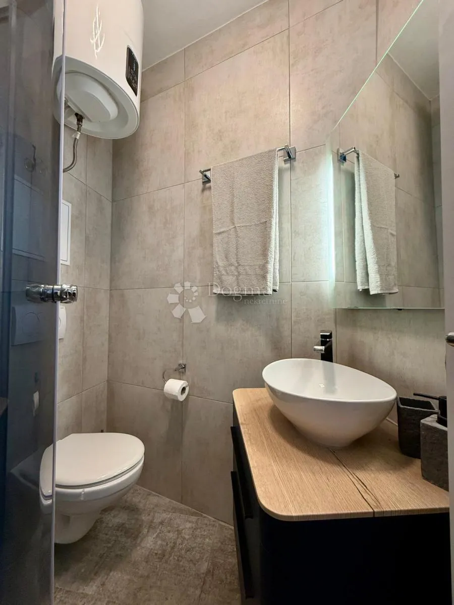 dva luksuzno renovirana apartmana rustikalnog šarma – vrhunska investicija u srcu pule - slika 20