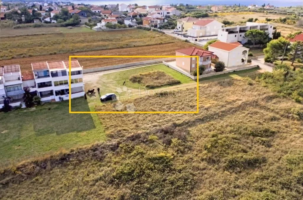 atraktivno građevinsko zemljište 633m² svega 130m od mora! - slika 4