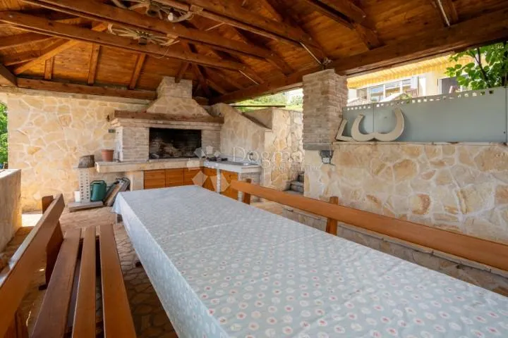 srdoči-240m2 više parkirna mjesta,okućnice 931m2 - slika 10