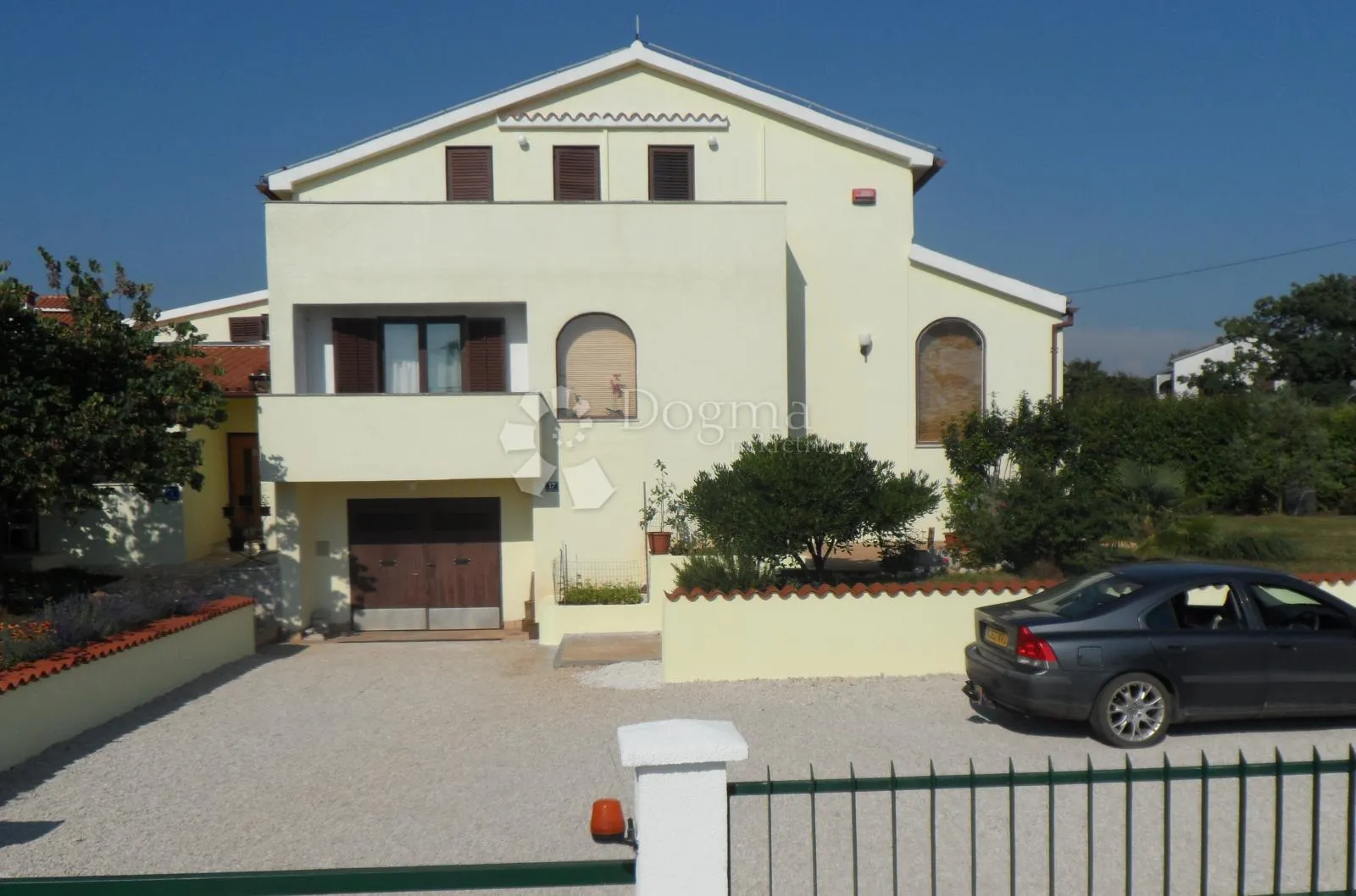velika samostojeća kuća sa okućnicom - slika 31