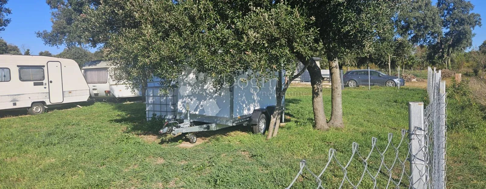 uređena poljoprivredna parcela s kamp prikolicama - slika 6