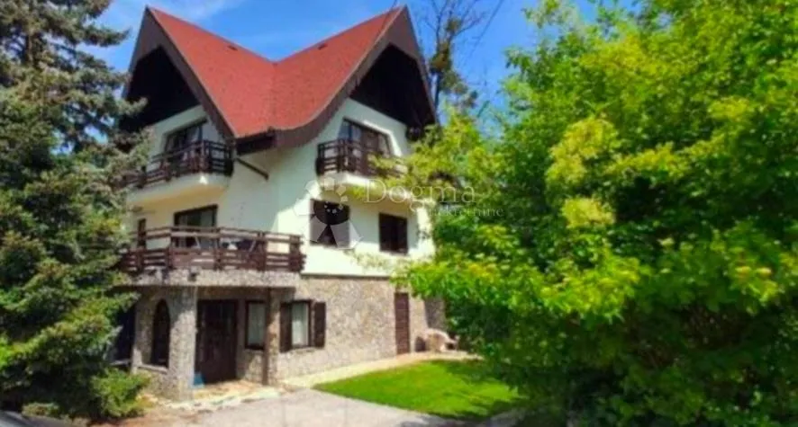 ZAGREB - Perjavica - INVESTICIJSKA PRILIKA - kuća na zemljištu 1462 m2 + 2 građevinska zemljišta