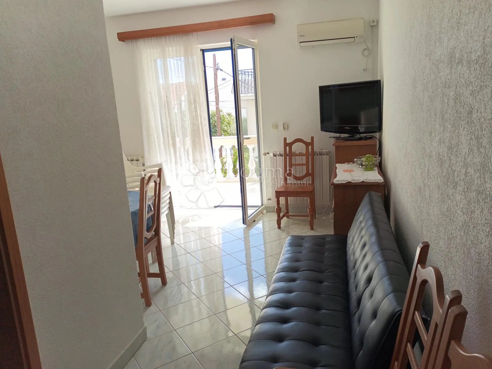 vodice prekrasna kuća sa 9 apartmana 100 metara od mora - slika 17