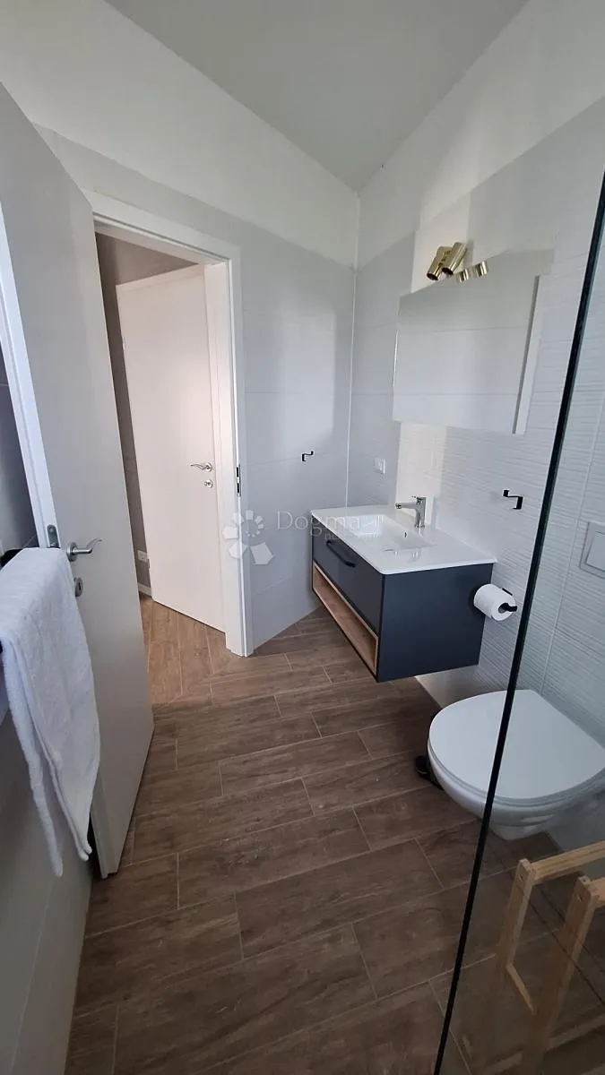 vila s bazenom okružena zelenilom - čeka na vas! - slika 14