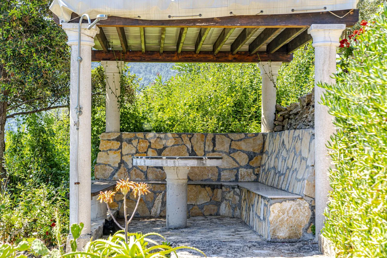 prvi red do mora: samoodrživa apartmanska vila s uhodanim poslovanjem – vela luka, korčula - slika 81